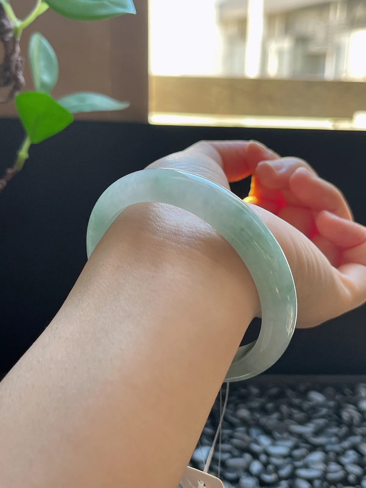 正圈56圈口，翡翠冰糯种淡绿色手镯