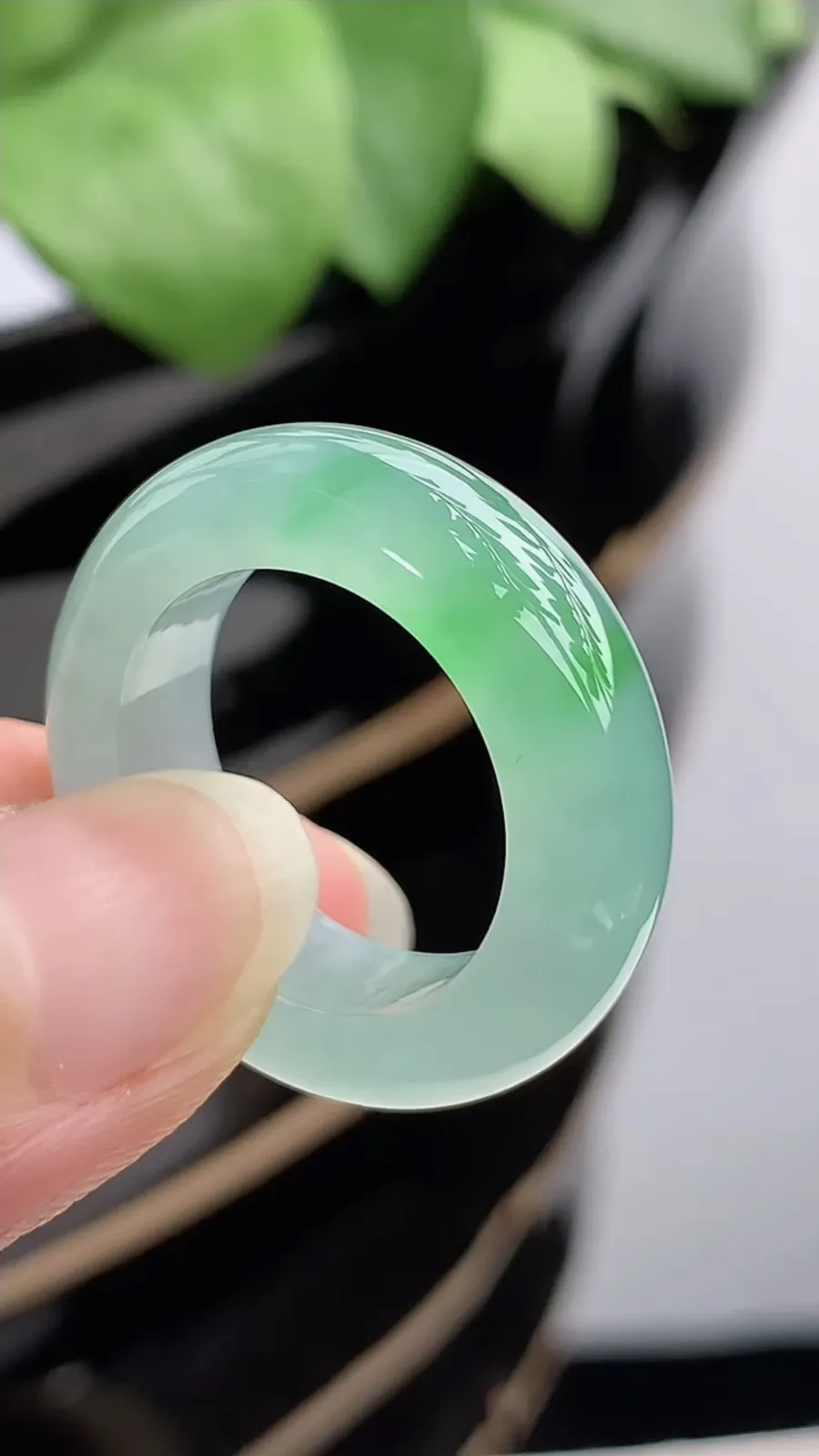 a货翡翠冰种飘绿素面戒指 尺寸18.6×7.5×4.7mm 重量7.52g 1214