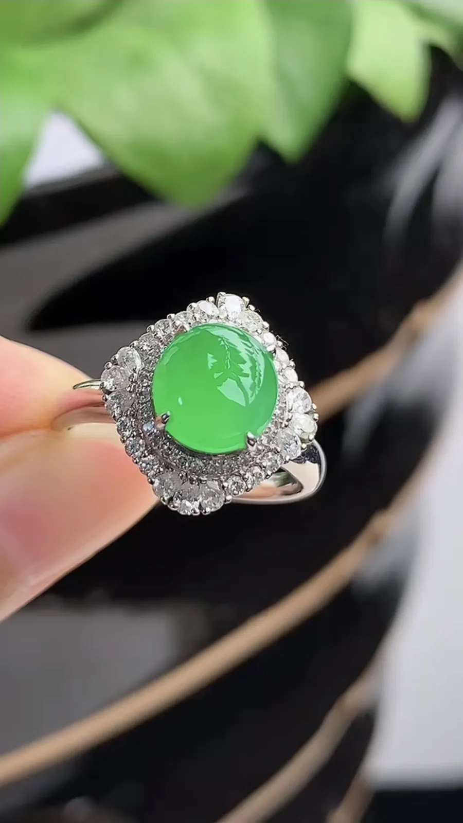 a货翡翠冰种18K金伴钻镶嵌阳绿蛋面戒指 圈口17裸石尺寸7.8×7.4mm 重量5.00g 1214