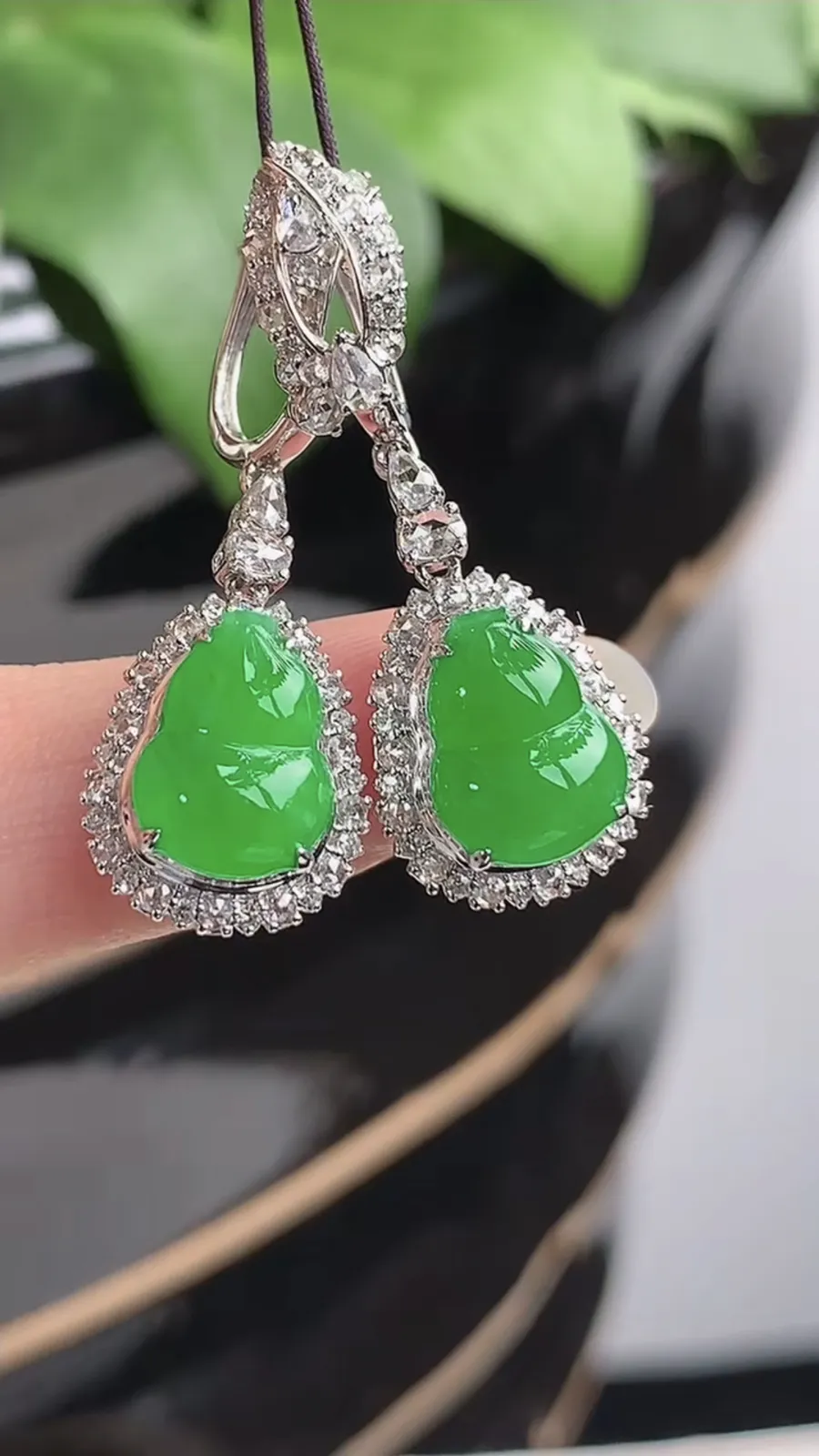 a货翡翠冰种18K金伴钻镶嵌阳绿葫芦耳坠 尺寸10.5×7.5×8.4mm 重量5.23g 1212