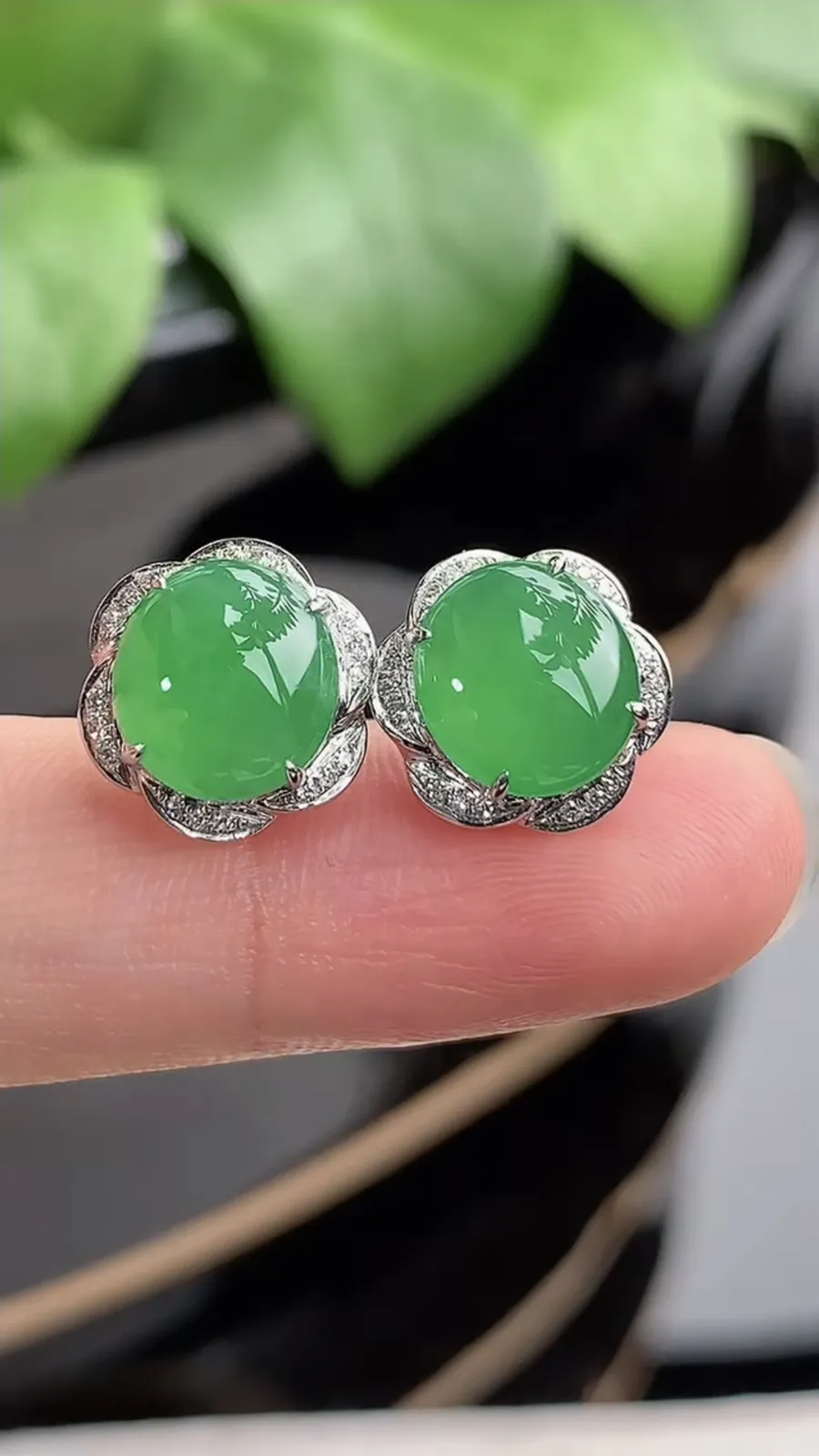 a货翡翠冰种18K金伴钻镶嵌满绿蛋面耳钉 尺寸8.4×7.7mm 重量3.13g 1212