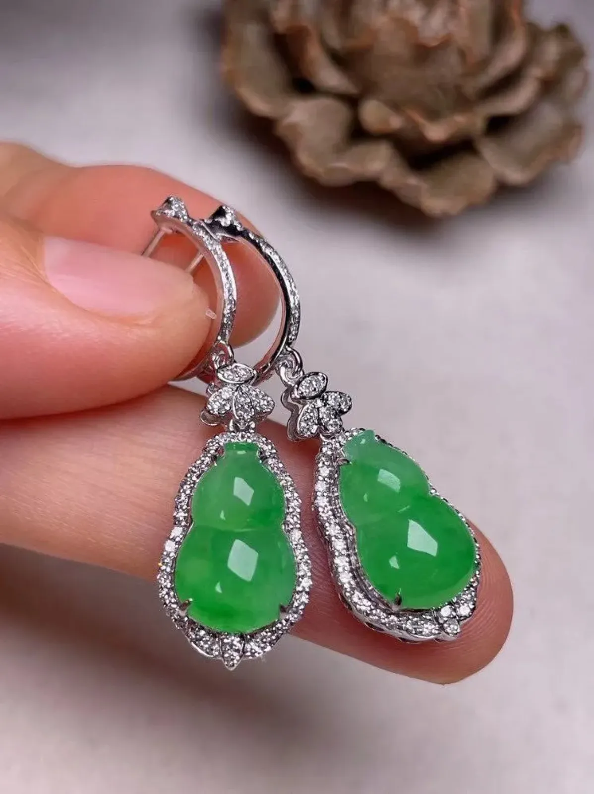 冰种阳绿葫芦耳坠、真金真钻镶嵌，种水好，玉质细腻 .裸石尺寸 12.6*7.9.