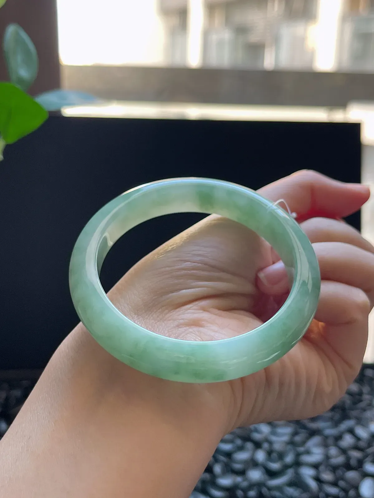 正圈57圈口，翡翠糯化种飘绿手镯