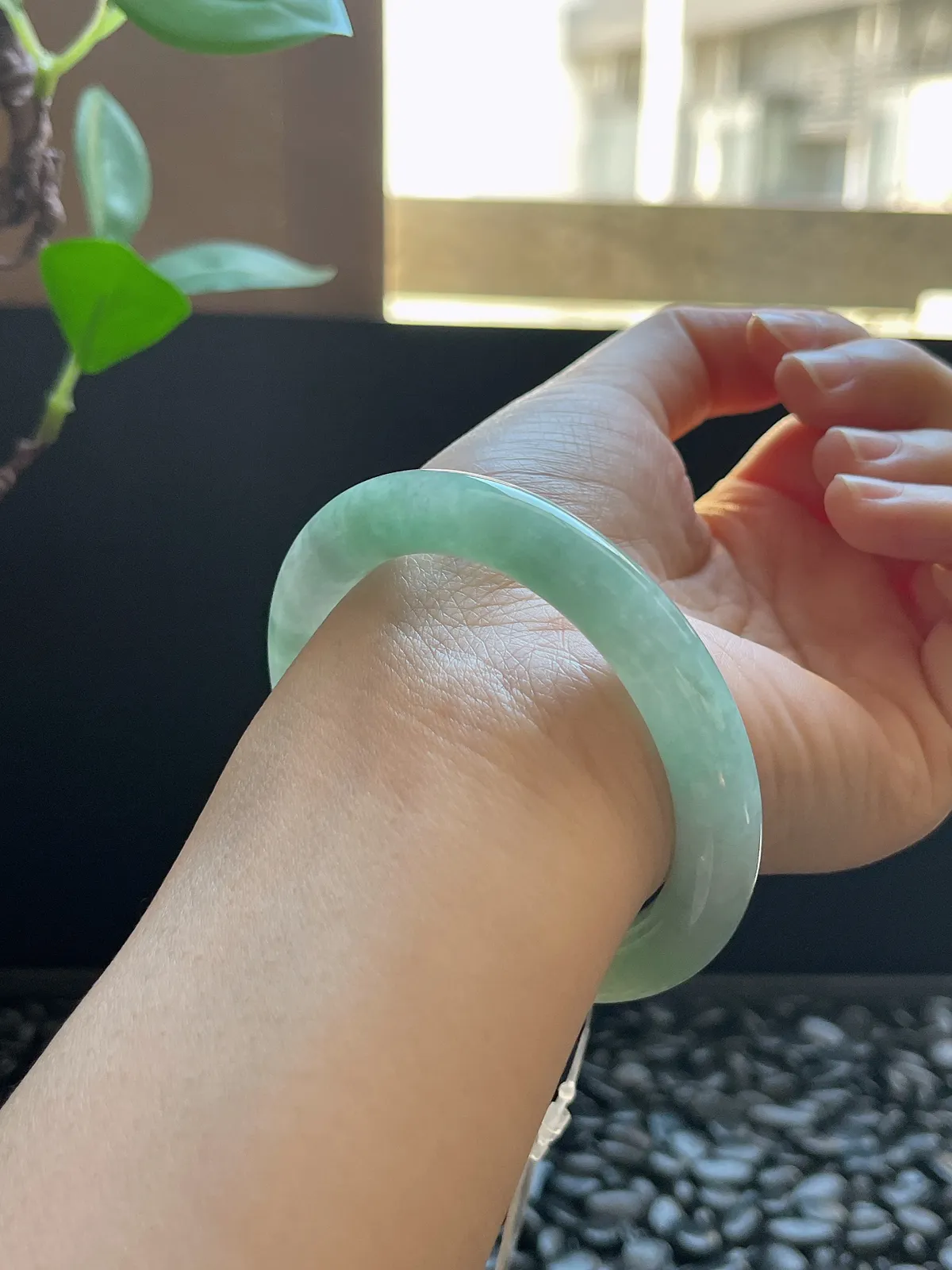 圆镯54圈口，翡翠糯化种淡绿色手镯