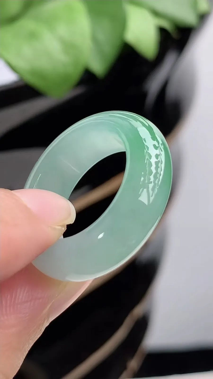 a货翡翠冰种飘绿素面戒指 尺寸18.6×7.5×4.7mm 重量7.52g 1214