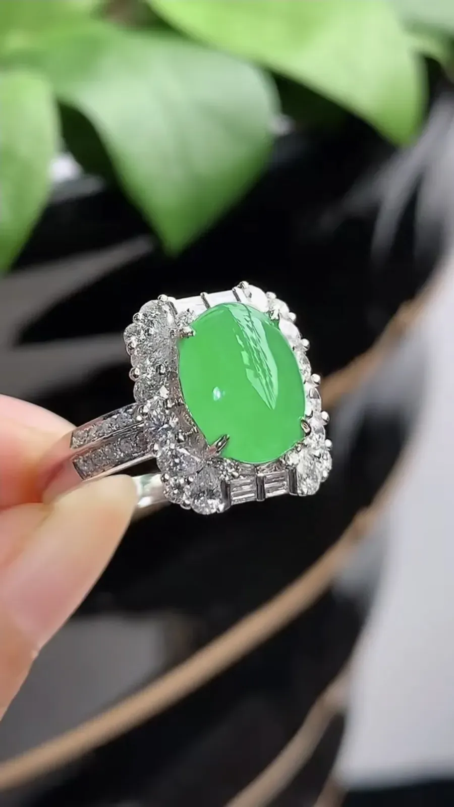 a货翡翠冰种18K金伴钻镶嵌阳绿蛋面戒指 圈口19裸石尺寸10.7×8mm 重量5.48g 1210