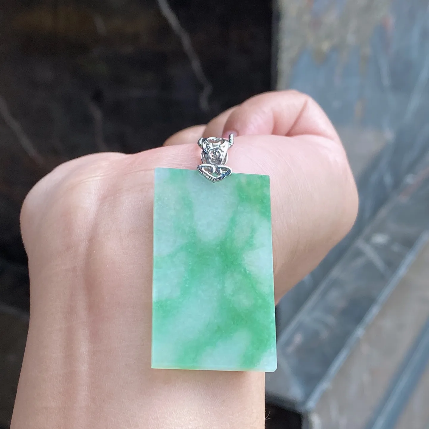 冰糯种飘绿花无事牌吊坠 尺寸48.9-23.5-3.2毫米