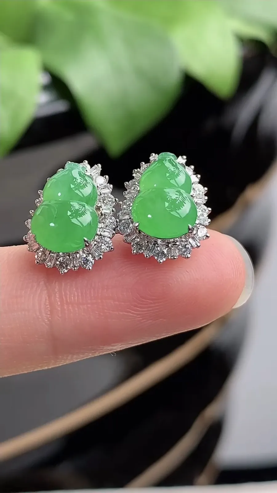 a货翡翠冰种18K金伴钻镶嵌满绿葫芦耳钉 尺寸9.3×6.7mm 重量2.45g 1212