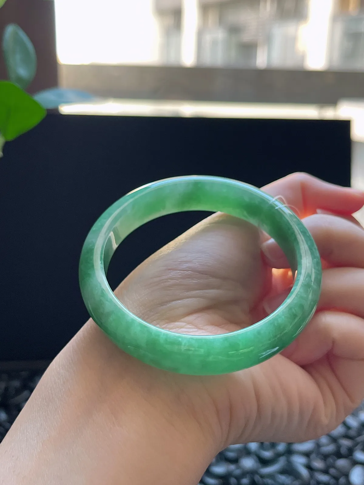 正圈56圈口，翡翠糯化种浅绿色手镯