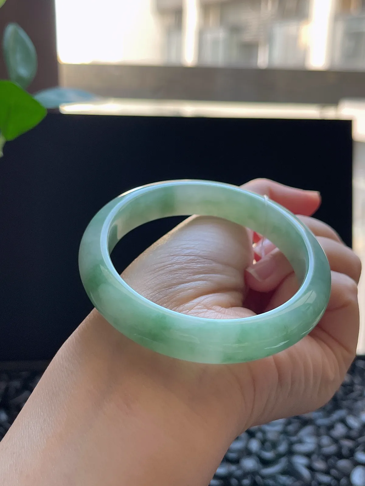 正圈57圈口，翡翠糯化种飘绿手镯