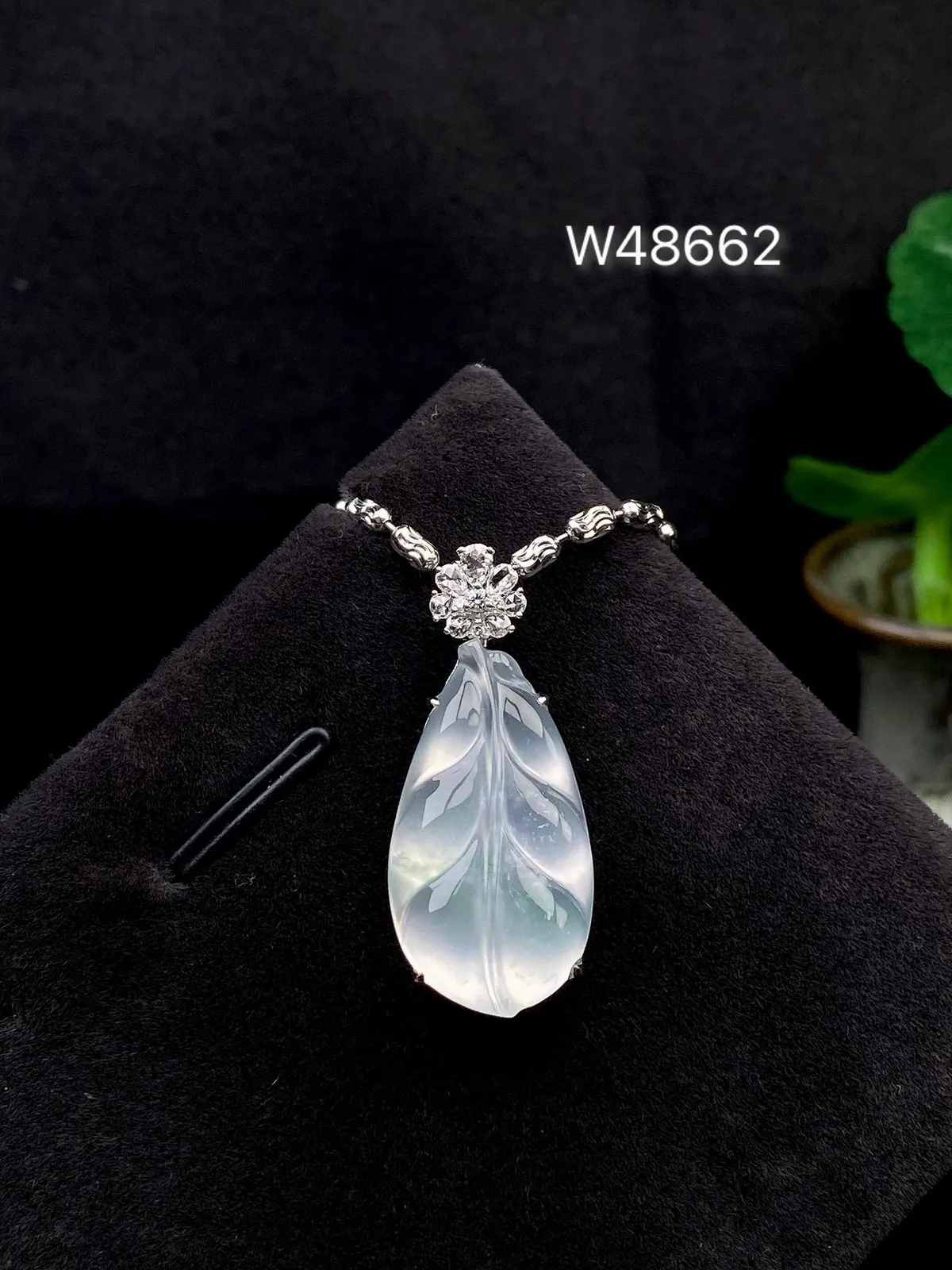 【冰种飘花叶子】金枝玉叶，质地细腻，冰润透亮，光泽出众，18k金钻镶嵌，裸石尺寸24.8*13.8*