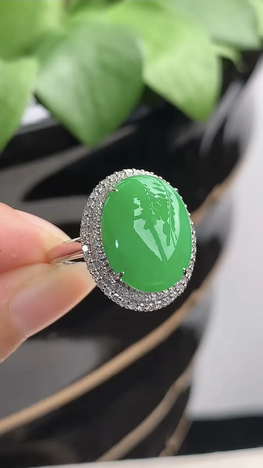 a货翡翠冰种18K金伴钻镶嵌阳绿蛋面戒指 圈口18裸石尺寸15.2×11.8mm 重量4.52g 1211