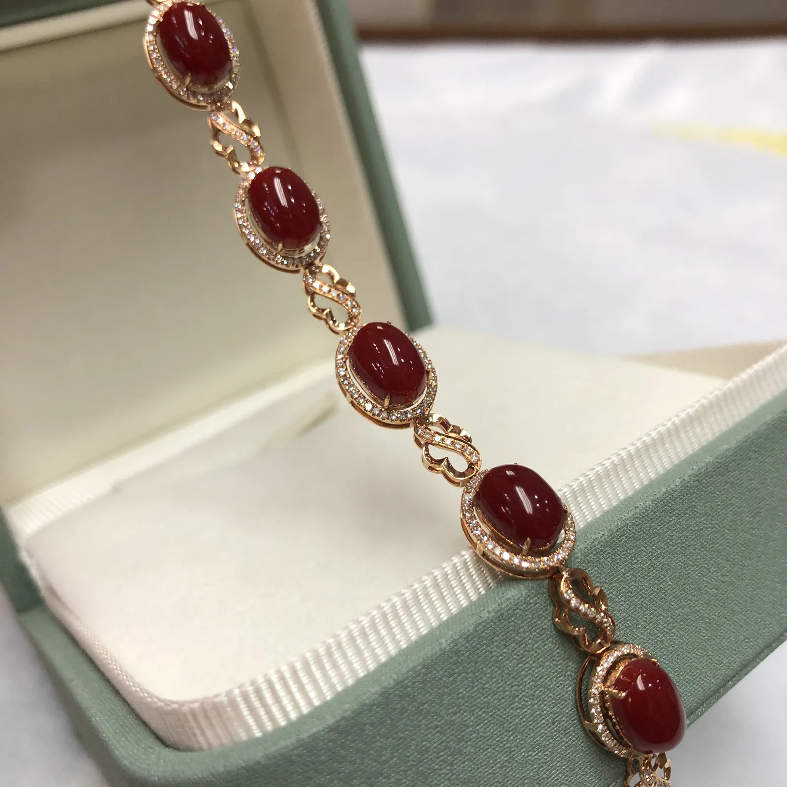 【天然阿卡赤血牛血红珊瑚18K厚金精镶手链】天然️添加，日本阿卡材料，赤血牛血红色，共5颗蛋面，18k金钻石 镶嵌，裸面尺寸约8.3*5.7*5mm，整体尺寸96.5*8.5*6.5mm，重量8.1克，手链总长度180mm，珊瑚属有机宝石，色泽喜人，质地莹润，珊瑚在深海里经千年生长“形如树，色似火”水与火的融合。