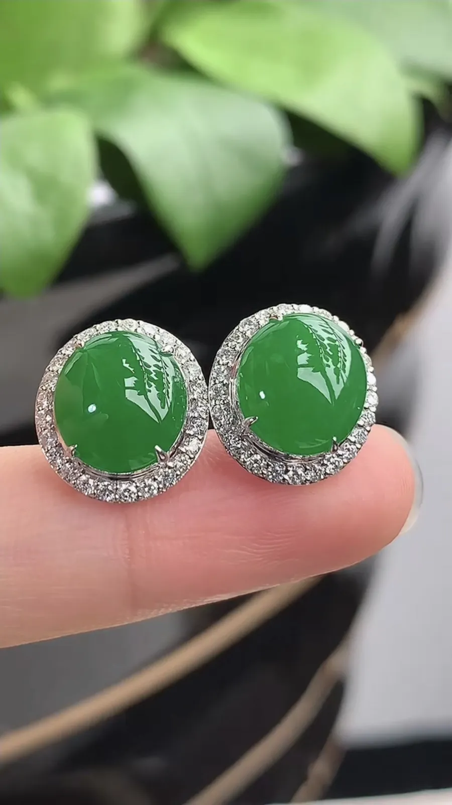 a货翡翠老坑种18K金伴钻镶嵌阳绿蛋面耳钉 尺寸10×8.8mm 重量3.86g 1210