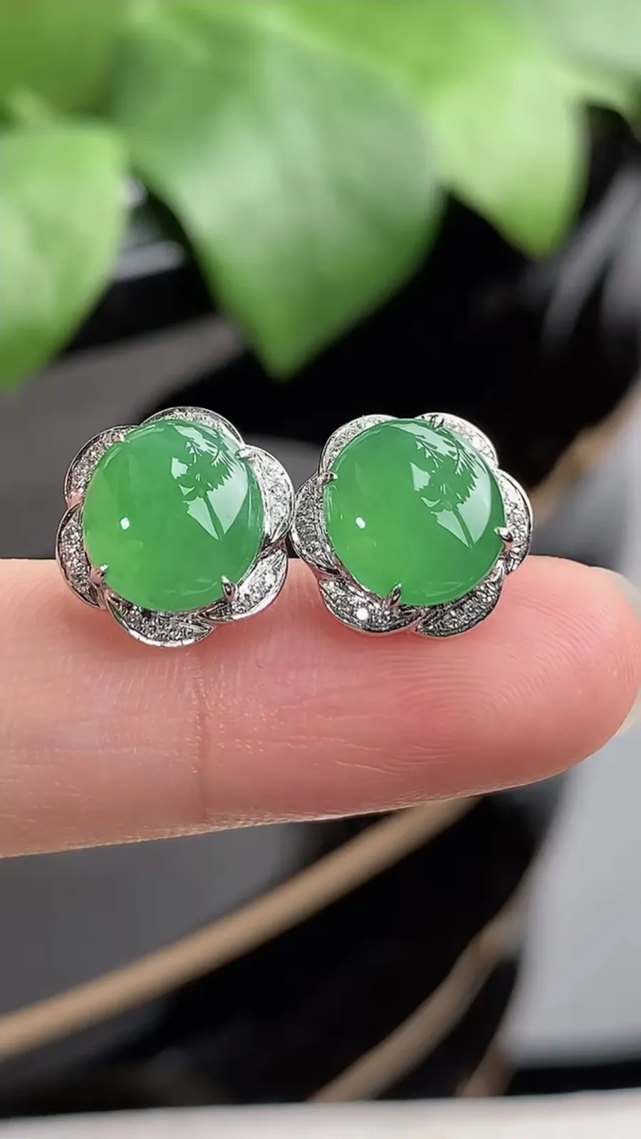 a货翡翠冰种18K金伴钻镶嵌满绿蛋面耳钉 尺寸8.4×7.7mm 重量3.13g 1212