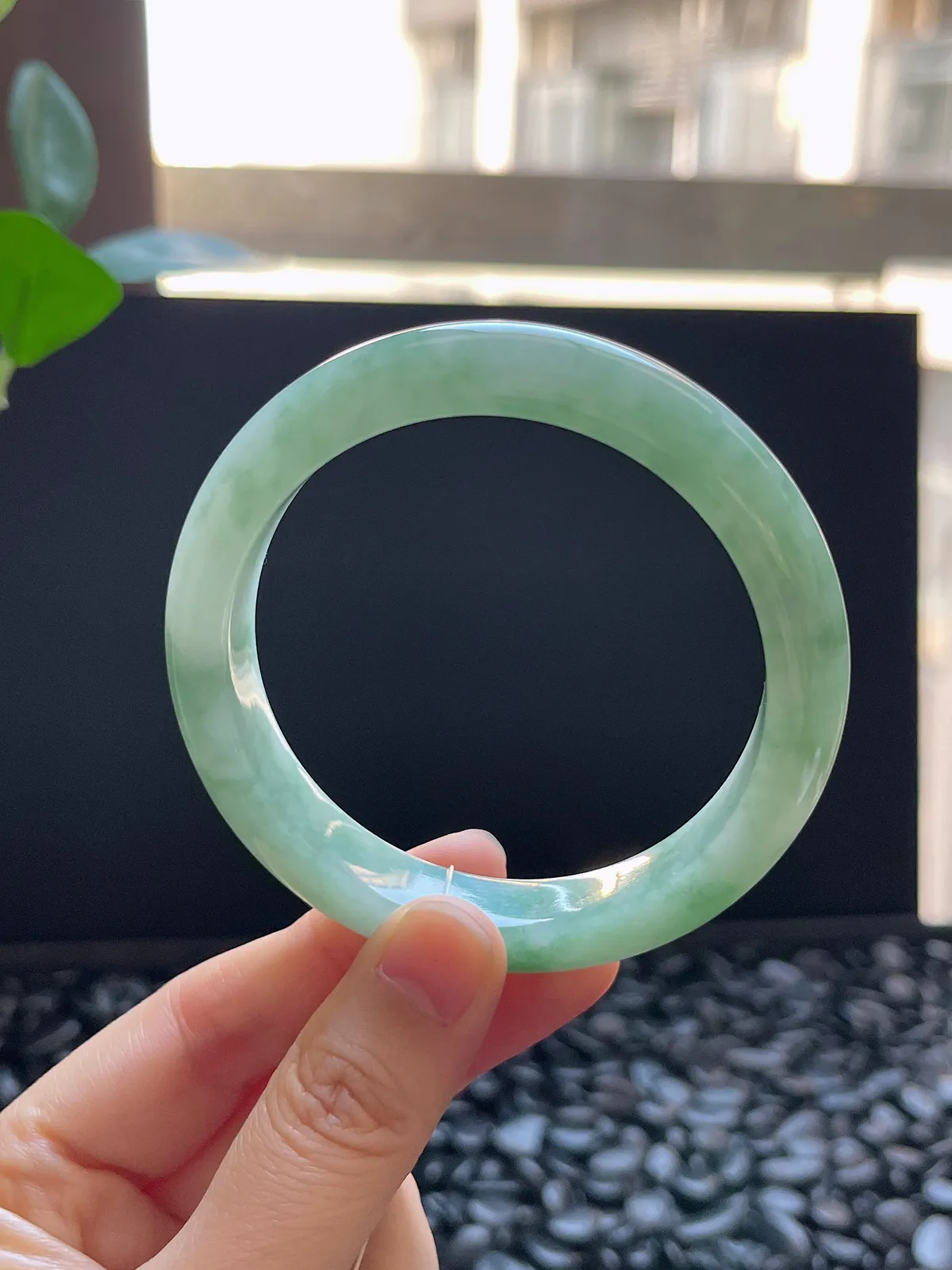 正圈57圈口，翡翠糯化种飘绿手镯