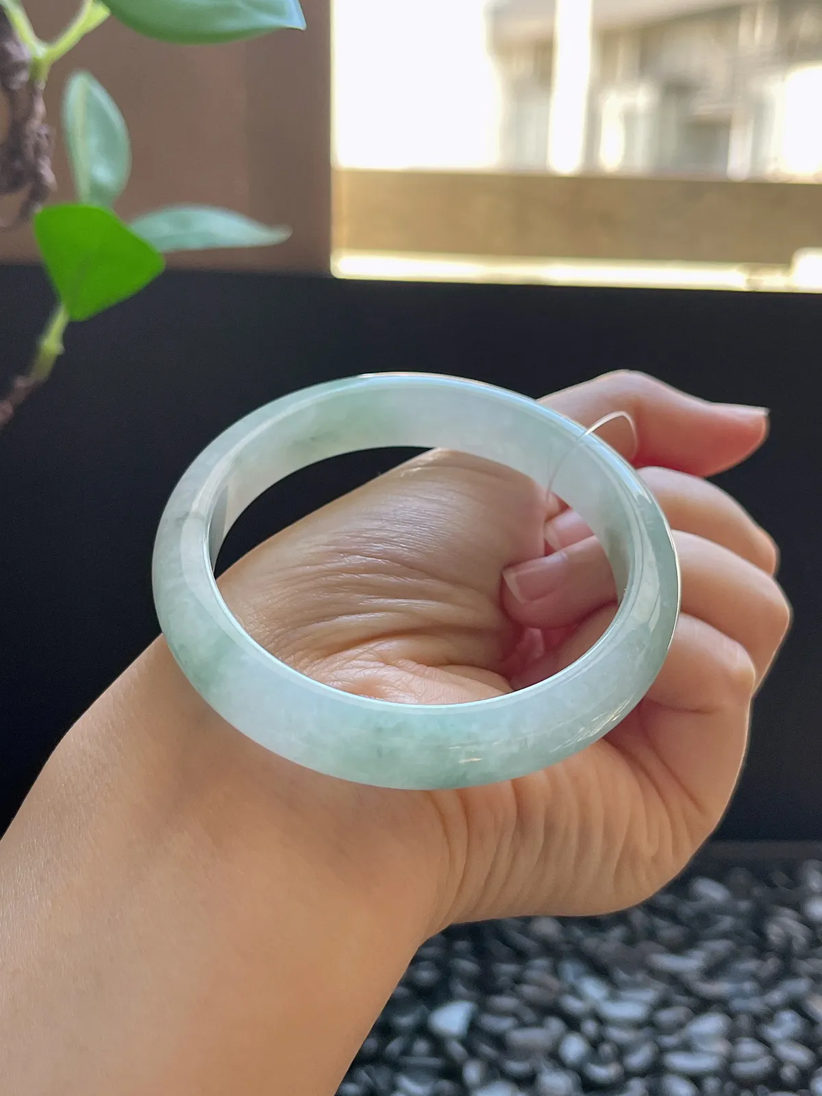 正圈56圈口，翡翠冰糯种淡绿色手镯