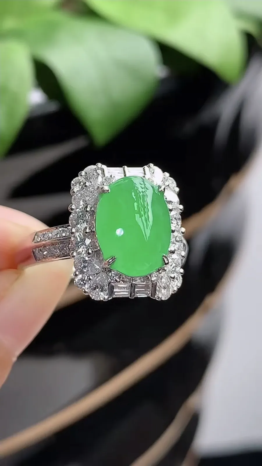 a货翡翠冰种18K金伴钻镶嵌阳绿蛋面戒指 圈口19裸石尺寸10.7×8mm 重量5.48g 1210