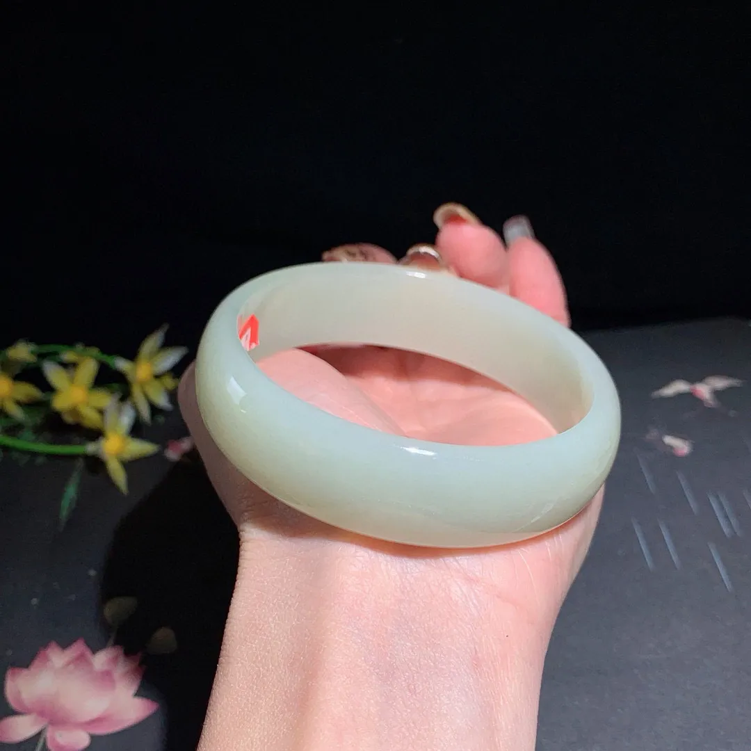 和田玉64圈青白色宽版手镯！玉质细腻油润 底色纯净  无裂无杂 脂粉好，品质高。