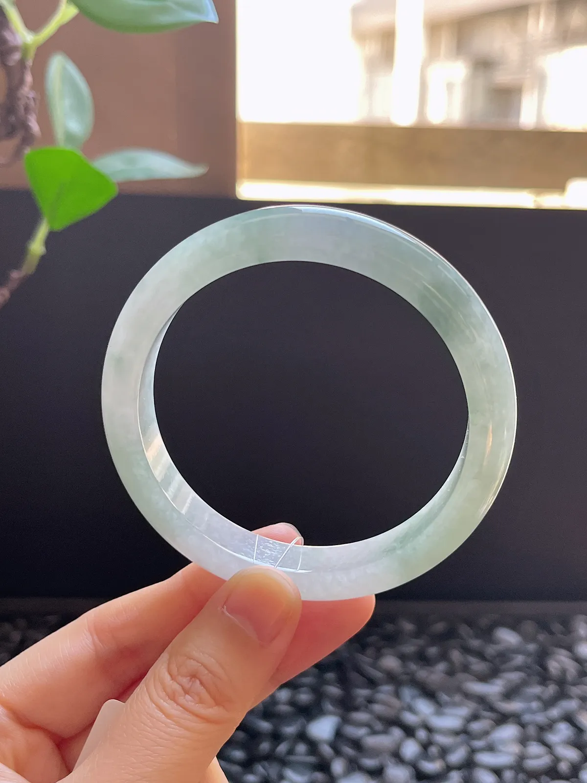 正圈56圈口，翡翠冰糯种淡绿色手镯