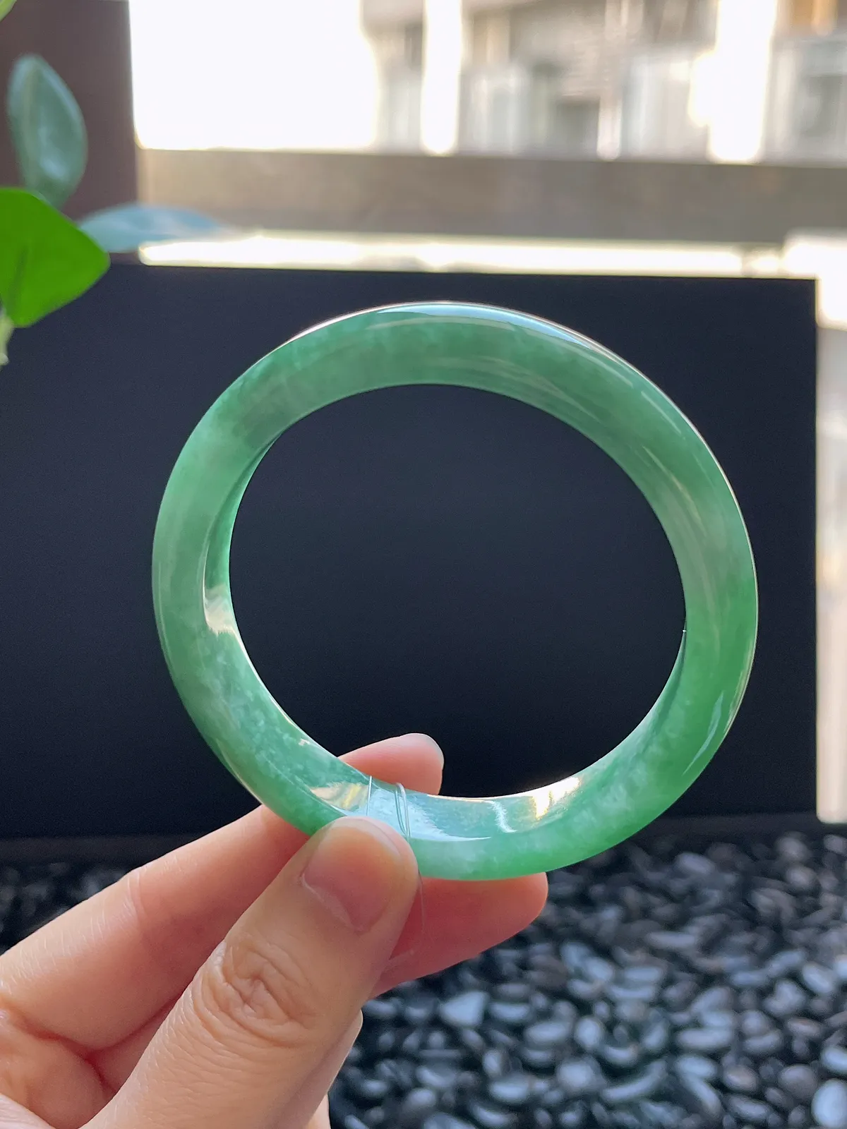 正圈56圈口，翡翠糯化种浅绿色手镯