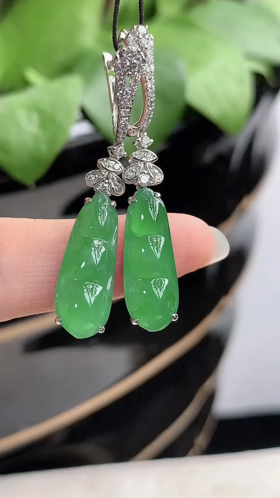 a货翡翠冰种18K金伴钻镶嵌阳绿四季豆福豆平安豆 尺寸18.4×7×4mm 重量4.73g 1211