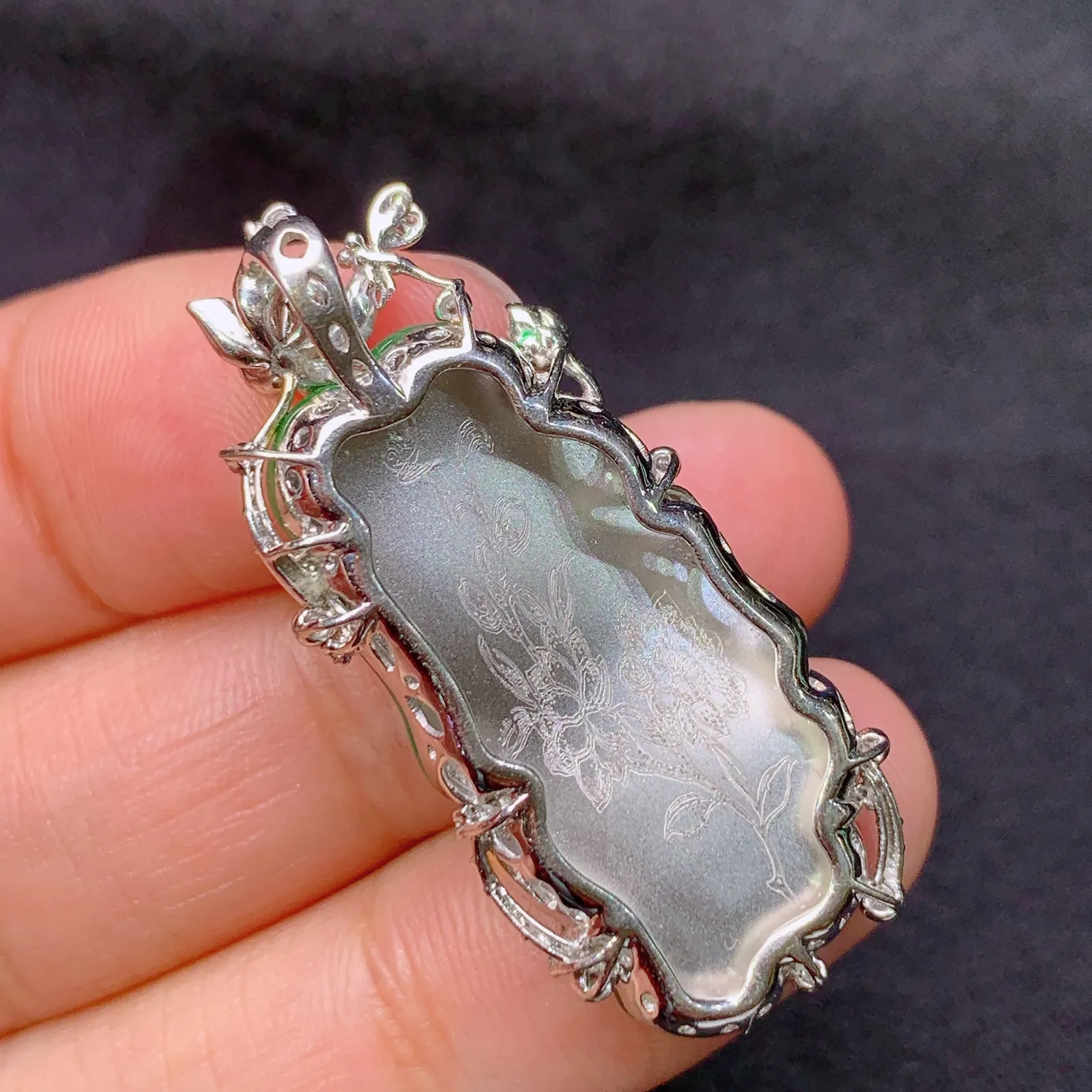 阳绿荷叶鱼吊坠，18k金镶嵌，冰润色阳，玉质细腻，种水足 尺寸37.1*16.4*6.9