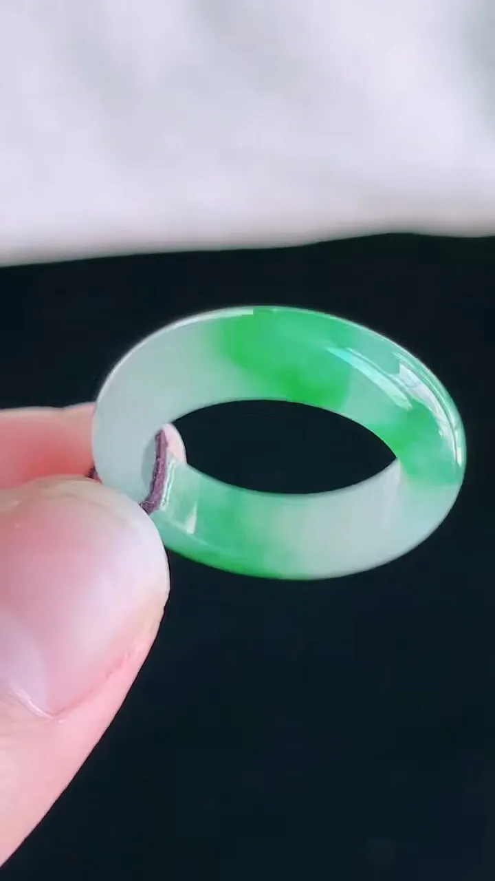 【翡翠名称】老坑种冰飘绿翡翠指环/戒指
【翡翠尺寸】17.8/5/3.4mm圈口13
【翡翠描述】宝贝种老水足，玉质细腻，色泽靓丽，性价比高，佩戴效果好！
【其它赠送】权威证书/精美挂绳盒子/支持全国复检