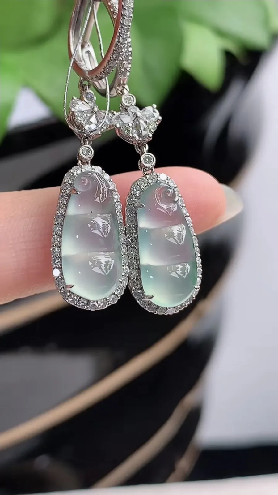 a货翡翠冰种18K金伴钻镶嵌飘花四季豆福豆平安豆耳坠 尺寸14.3×6.5×7mm 重量5.18g 1214