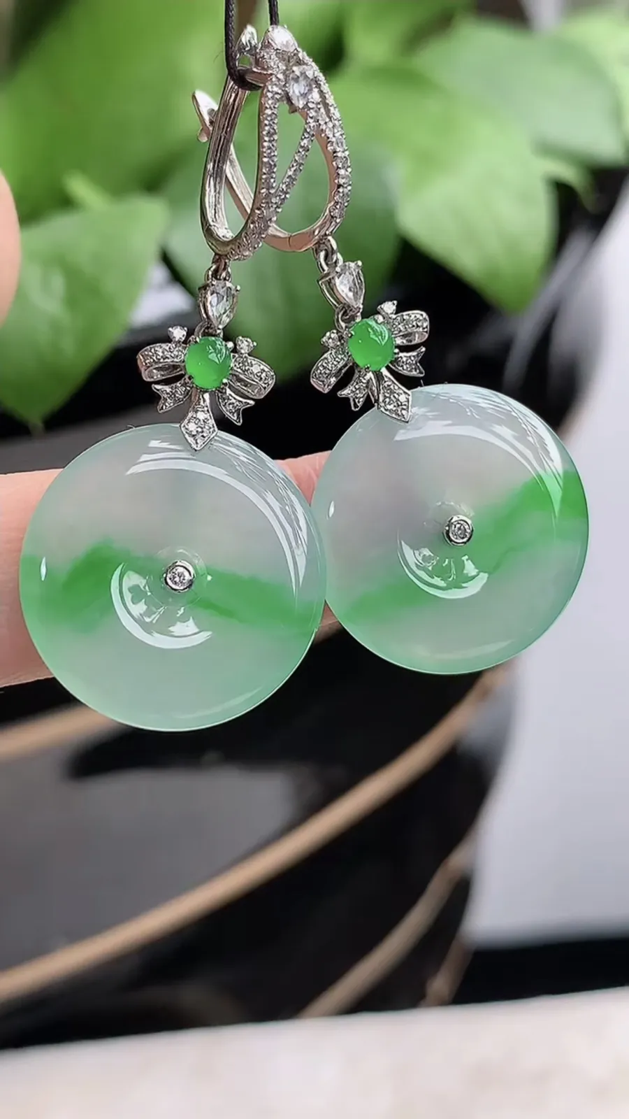 a货翡翠冰种18K金伴钻镶嵌飘阳绿平安扣耳坠 尺寸19.7×4mm 重量8.86g 1211