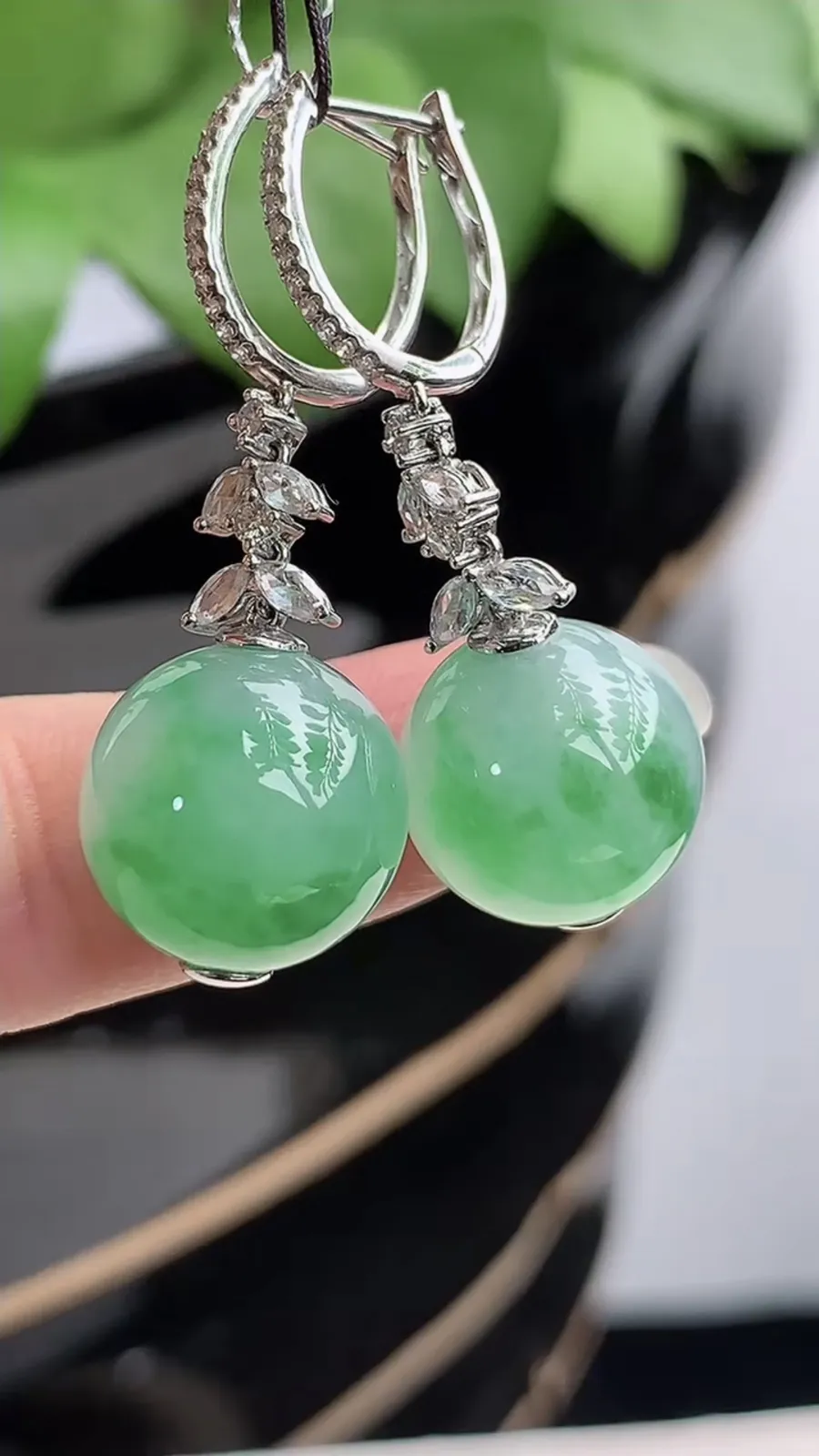 a货翡翠冰种18K金伴钻镶嵌飘绿花圆珠转运珠耳坠 尺寸12.6mm 重量10.08g 1214