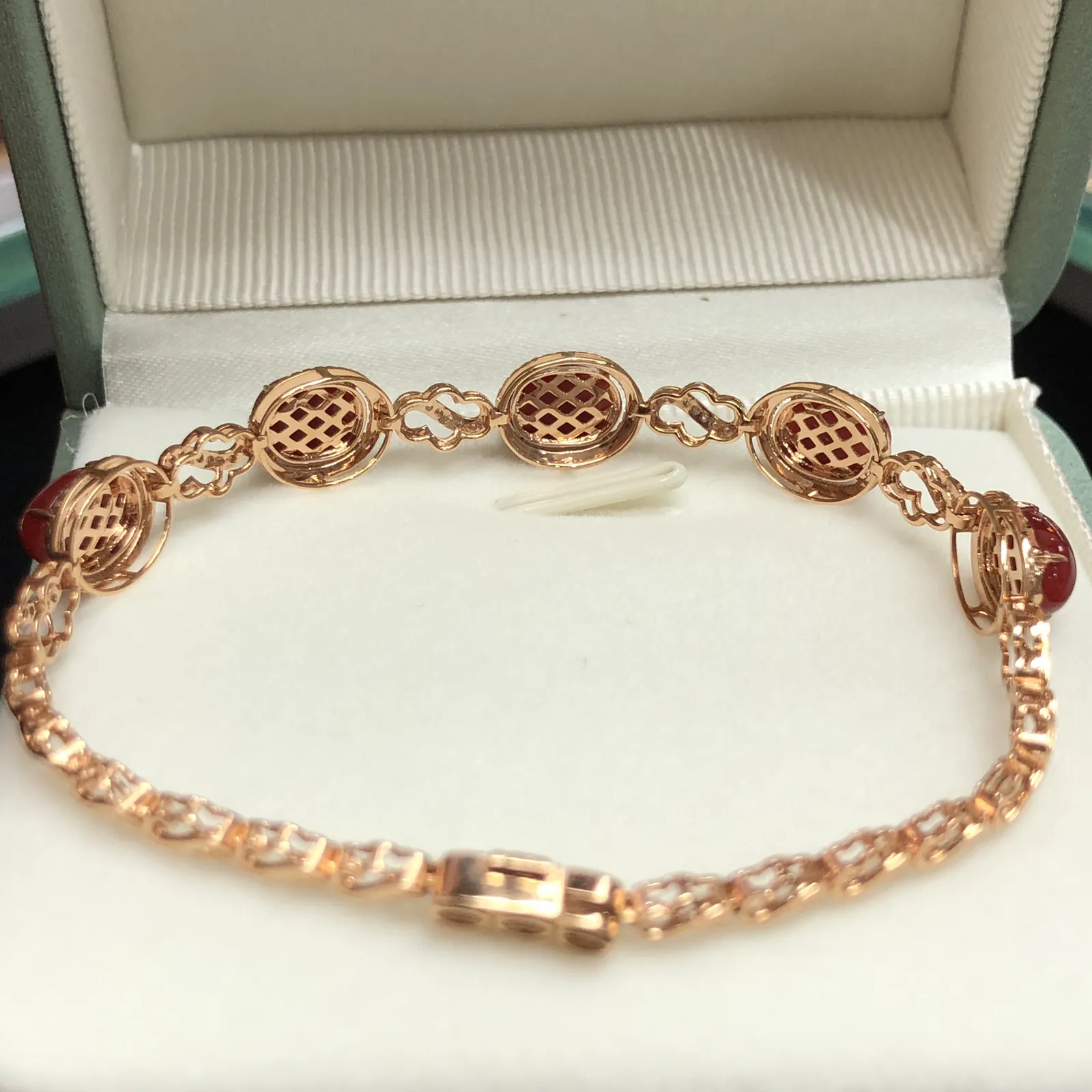 【天然阿卡赤血牛血红珊瑚18K厚金精镶手链】天然️添加，日本阿卡材料，赤血牛血红色，共5颗蛋面，18k金钻石 镶嵌，裸面尺寸约8.3*5.7*5mm，整体尺寸96.5*8.5*6.5mm，重量8.1克，手链总长度180mm，珊瑚属有机宝石，色泽喜人，质地莹润，珊瑚在深海里经千年生长“形如树，色似火”水与火的融合。