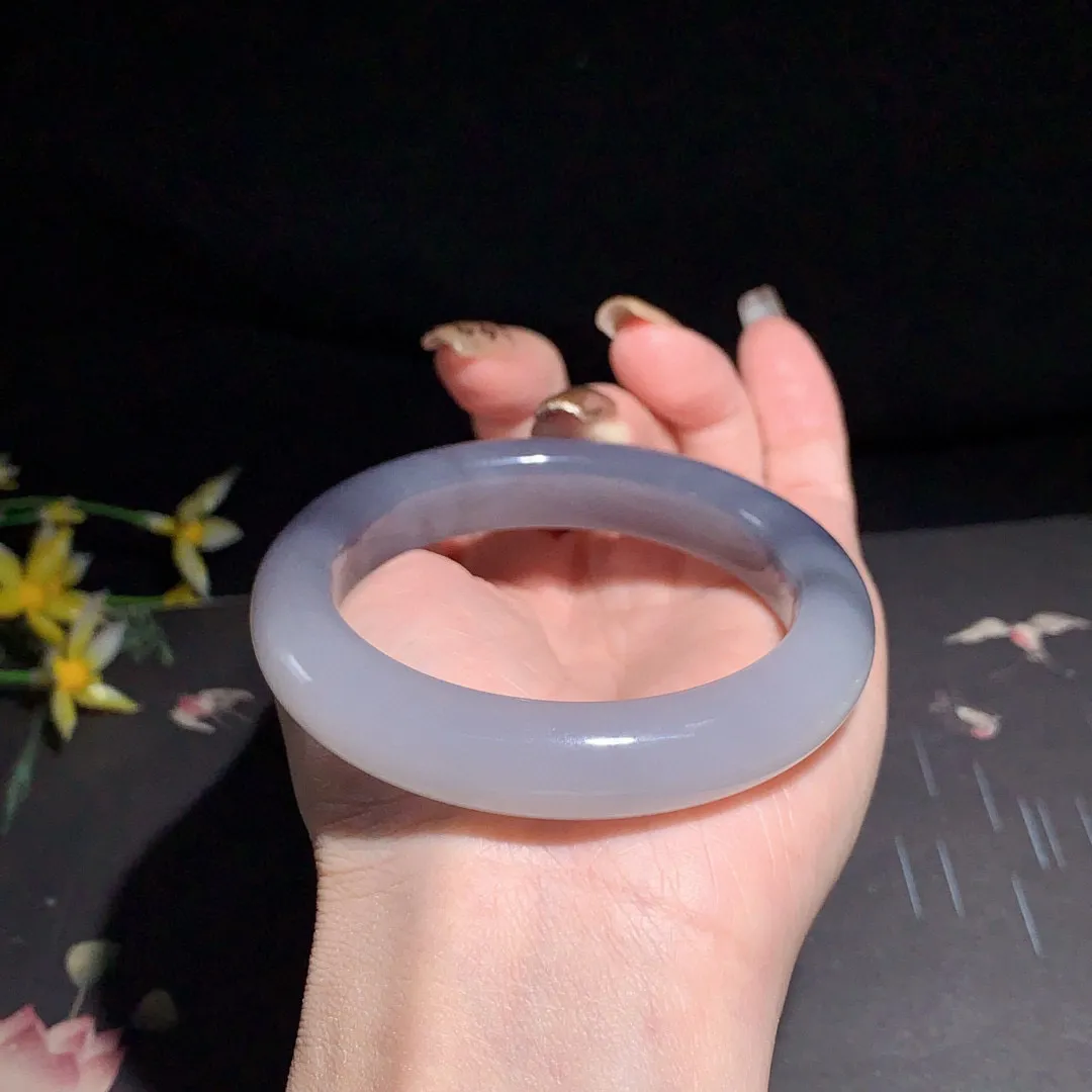 和田玉55.5圈口紫罗兰色手镯！圈口55.5宽12.5玉质细腻油润 底色纯净 无裂无杂 脂粉好，品质