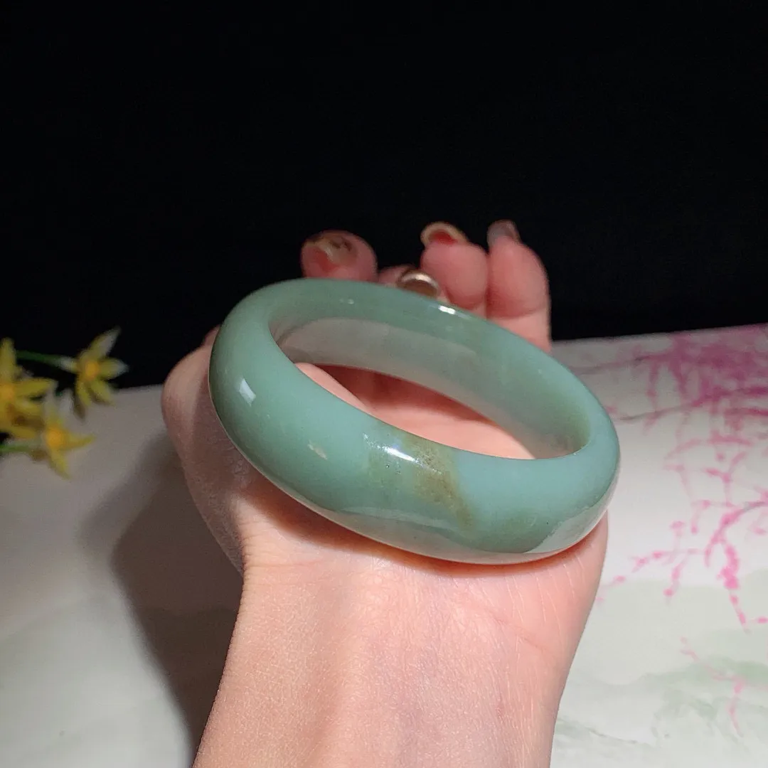 和田玉55圈口且末糖手镯！圈口55宽18玉质细腻油润 底色纯净 无纹裂 脂粉好，品质高