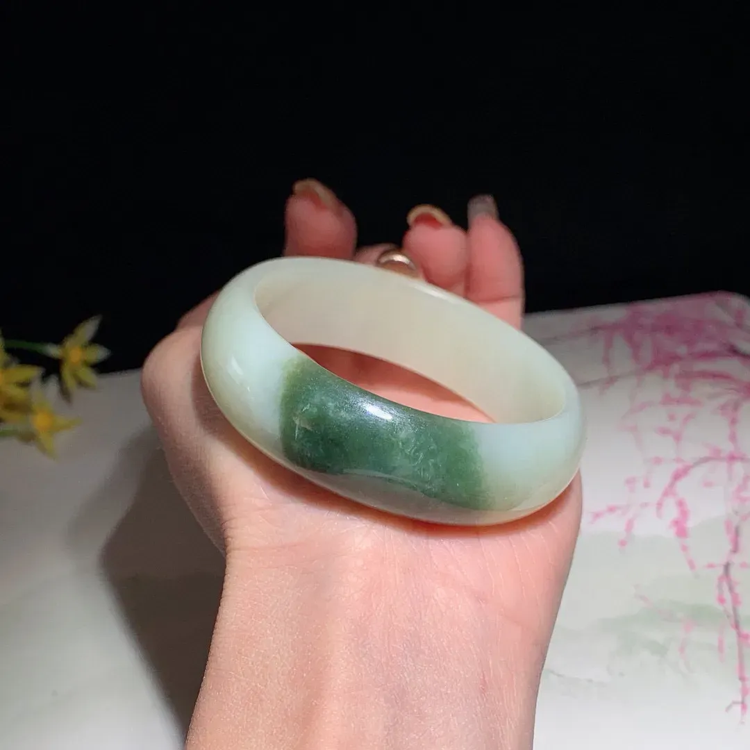 和田玉55.5圈口翠青手镯！圈口55.5宽18.3玉质细腻油润 底色纯净 脂粉好，品质高