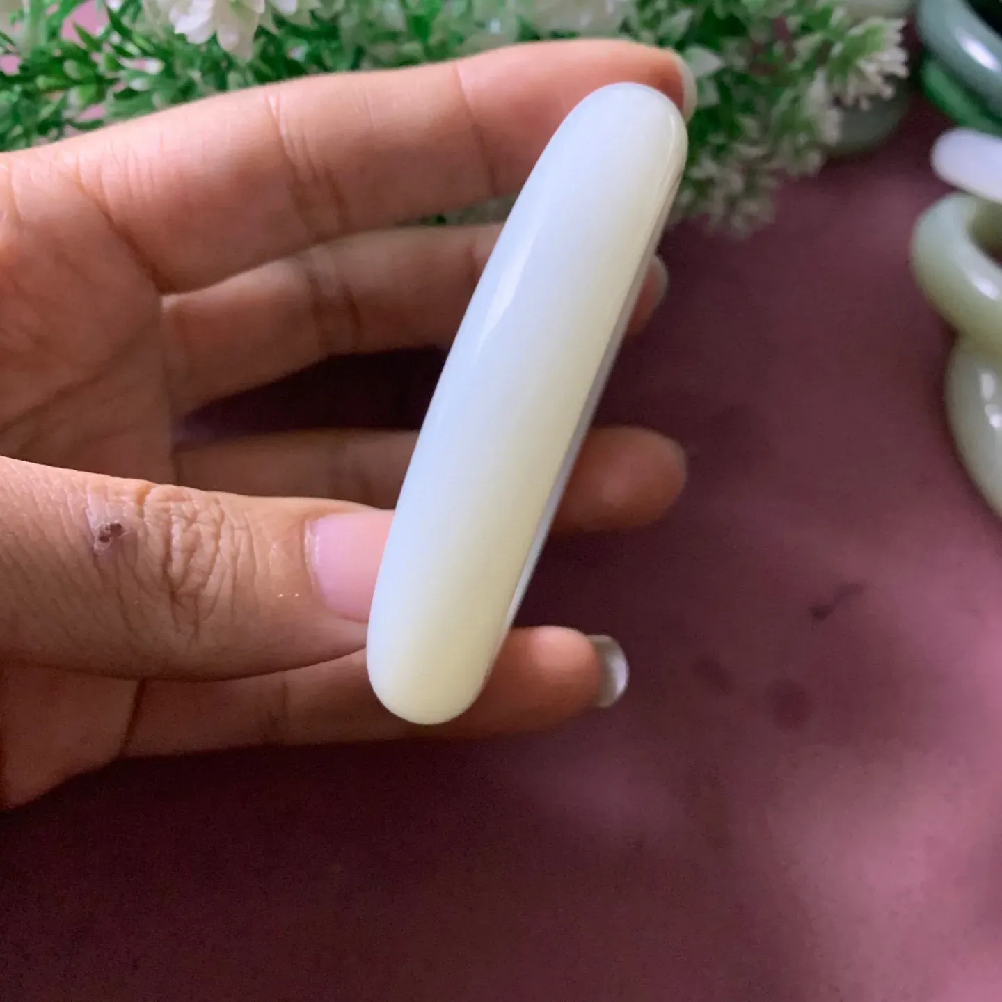 55圈口和田玉羊脂白手镯【挽间柔情】，镯型古朴典雅。在诗情画意的雨巷相遇，你是我腕间的一抹风情，有你眸有深情.清风荡漾湖间静水，我愿俯身低眉，在烟波涟漪处寻你。