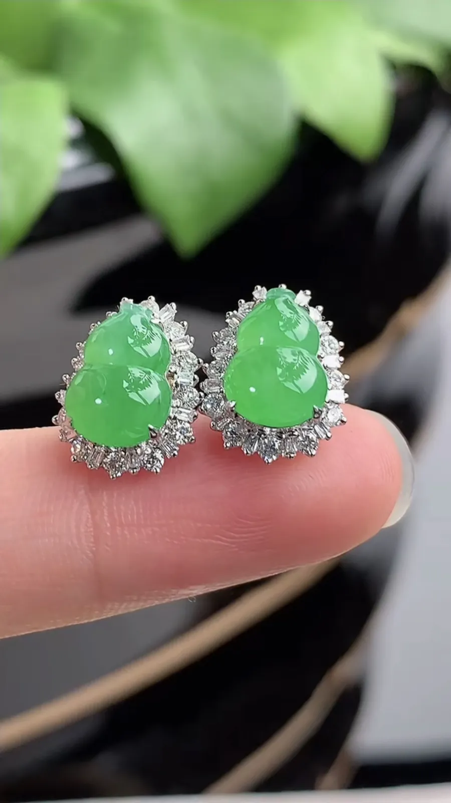 a货翡翠冰种18K金伴钻镶嵌满绿葫芦耳钉 尺寸9.3×6.7mm 重量2.45g 1212