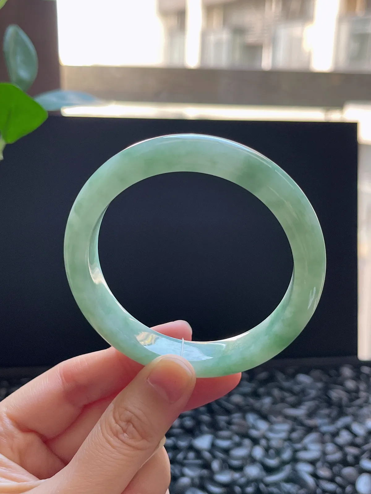 正圈57圈口，翡翠糯化种飘绿手镯