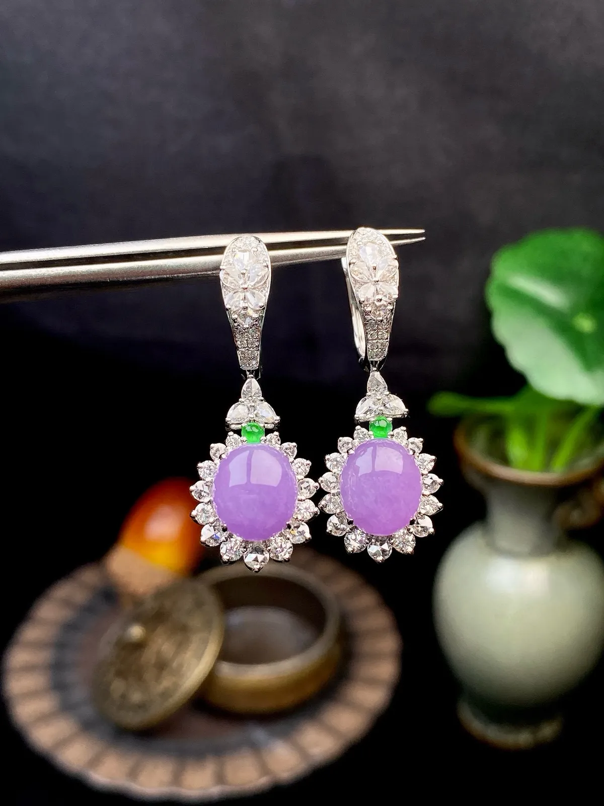 【冰种紫蛋面耳坠】质地细腻，色泽鲜亮，光泽度不错，18k金钻镶嵌，裸石尺寸8.5*7.3*3.6毫米