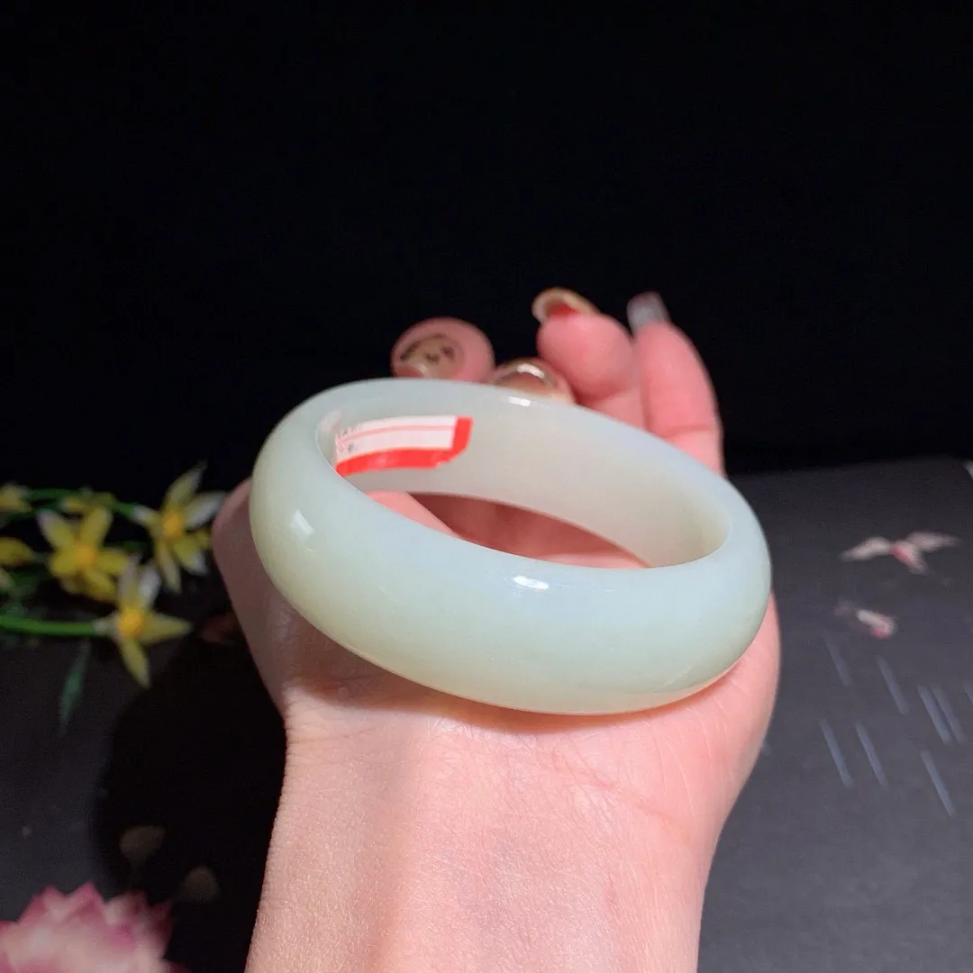 和田玉54.5圈青白玉宽版手镯！玉质细腻油润 底色纯净  无裂无杂 脂粉好，品质高。