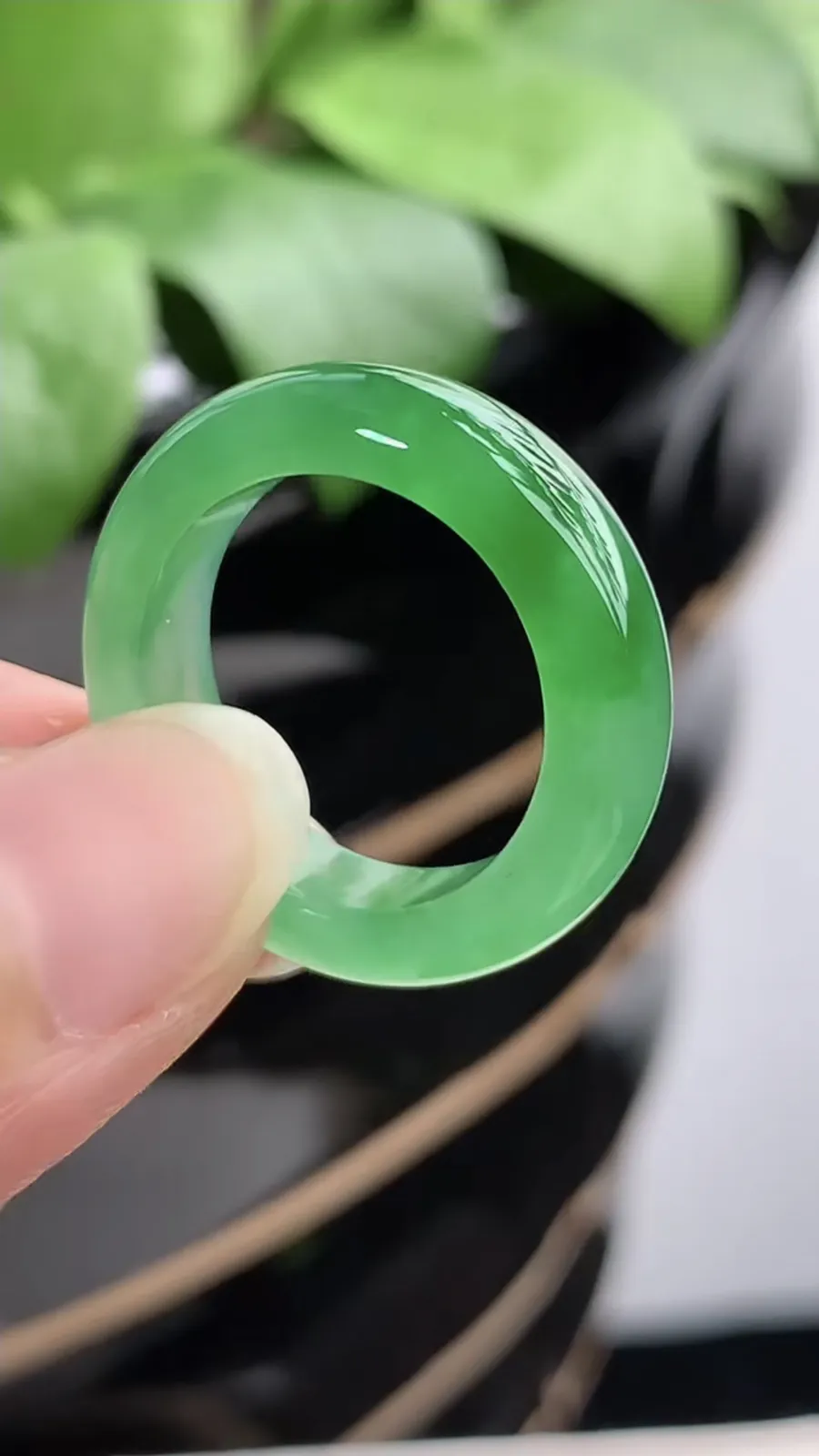 a货翡翠冰种飘绿素面戒指 尺寸18.6×5.3×4mm 重量4.94g 1210