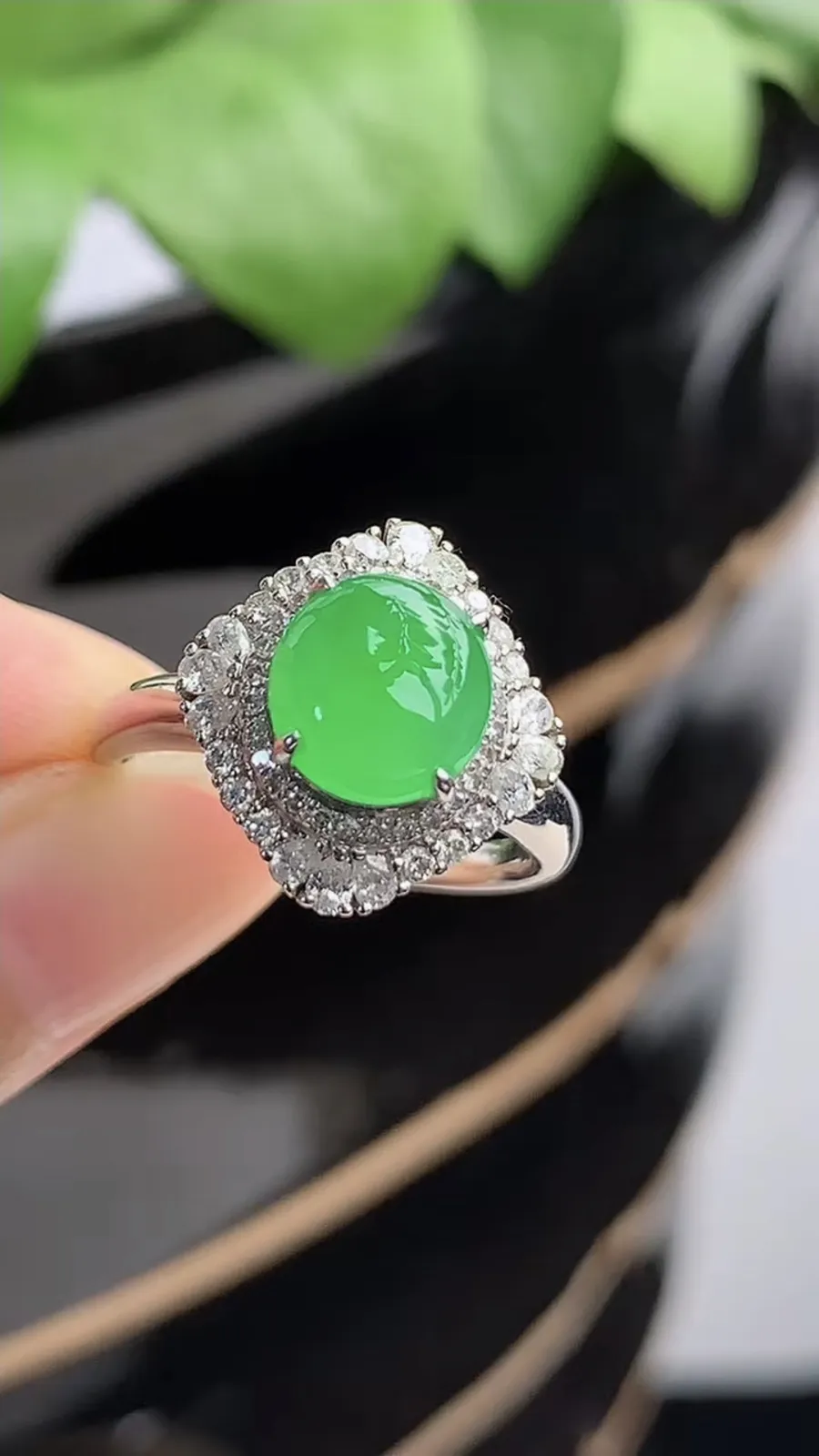 a货翡翠冰种18K金伴钻镶嵌阳绿蛋面戒指 圈口17裸石尺寸7.8×7.4mm 重量5.00g 1214