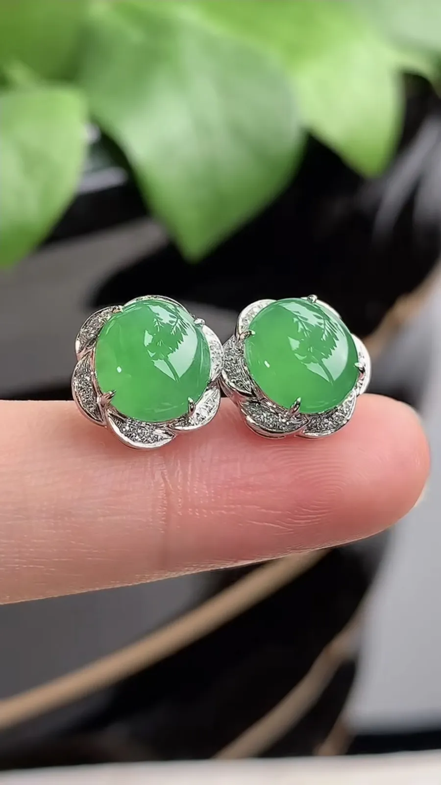 a货翡翠冰种18K金伴钻镶嵌满绿蛋面耳钉 尺寸8.4×7.7mm 重量3.13g 1212