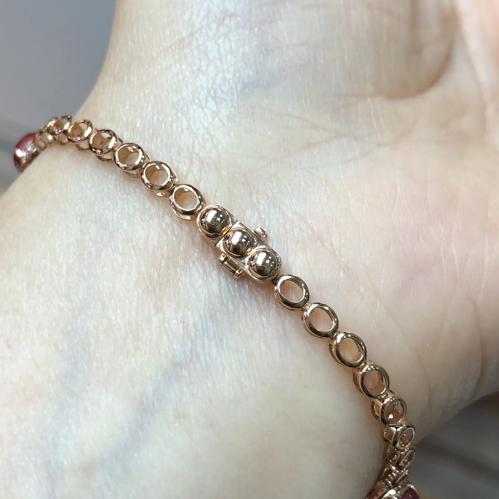 【天然阿卡赤血牛血红珊瑚18K厚金精镶手链】天然️添加，日本阿卡材料，赤血牛血红色，共6颗蛋面，18k金钻石 镶嵌，裸面尺寸约8*5.7*5mm，整体尺寸96*7.8*6.6mm，重量7.95克，手链总长度170mm，珊瑚属有机宝石，色泽喜人，质地莹润，珊瑚在深海里经千年生长“形如树，色似火”水与火的融合。