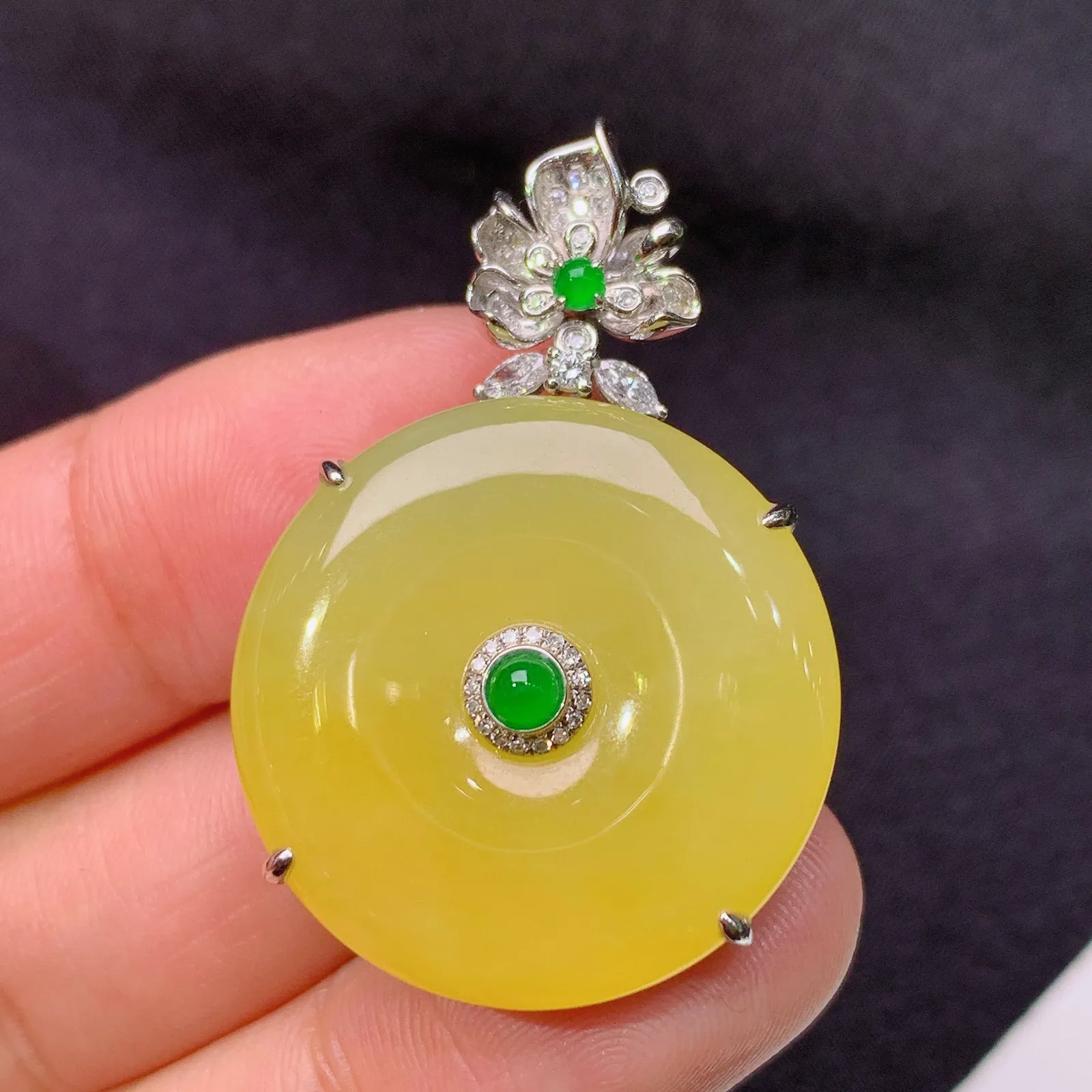 冰黄翡平安扣吊坠，18k金镶嵌，色泽鲜艳靓丽，水色超佳，Xu 尺寸36.2*24.6*6.7