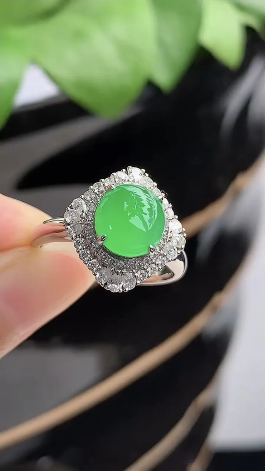 a货翡翠冰种18K金伴钻镶嵌阳绿蛋面戒指 圈口17裸石尺寸7.8×7.4mm 重量5.00g 1214