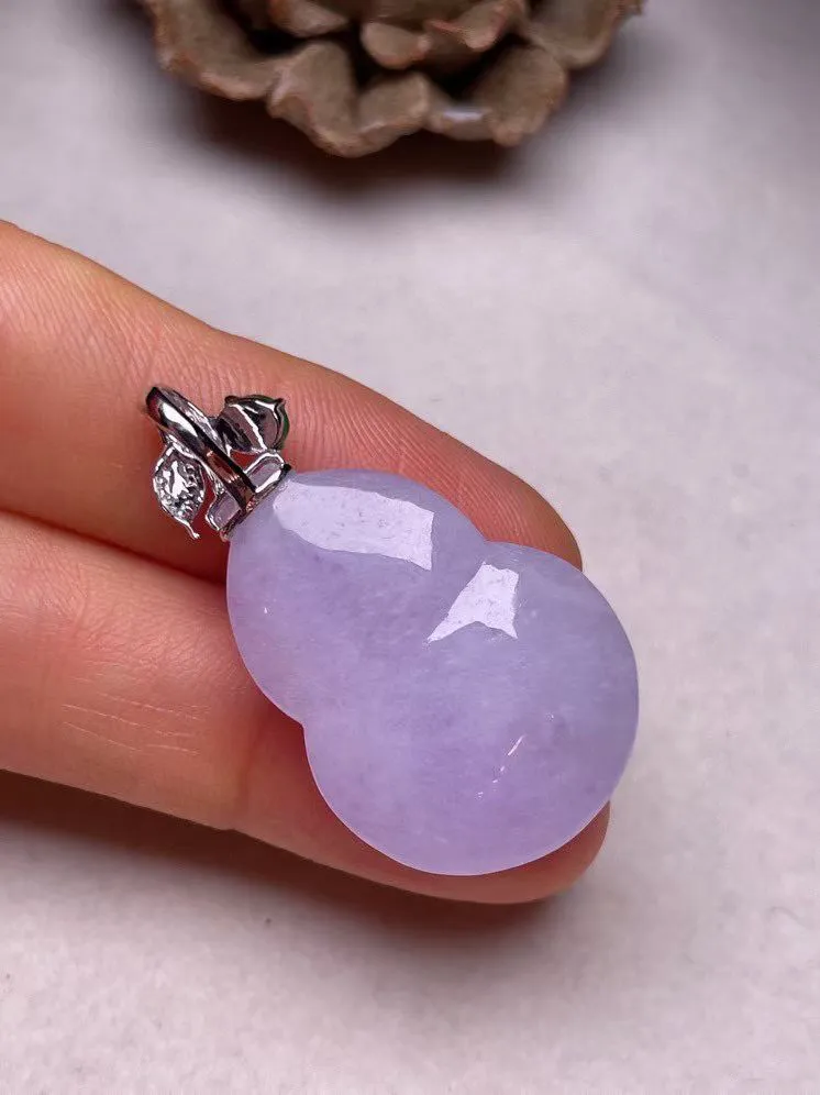 冰糯种紫罗兰葫芦吊坠、真金真钻镶嵌，种水好，玉质细腻 .裸石尺寸 28.7*19.9