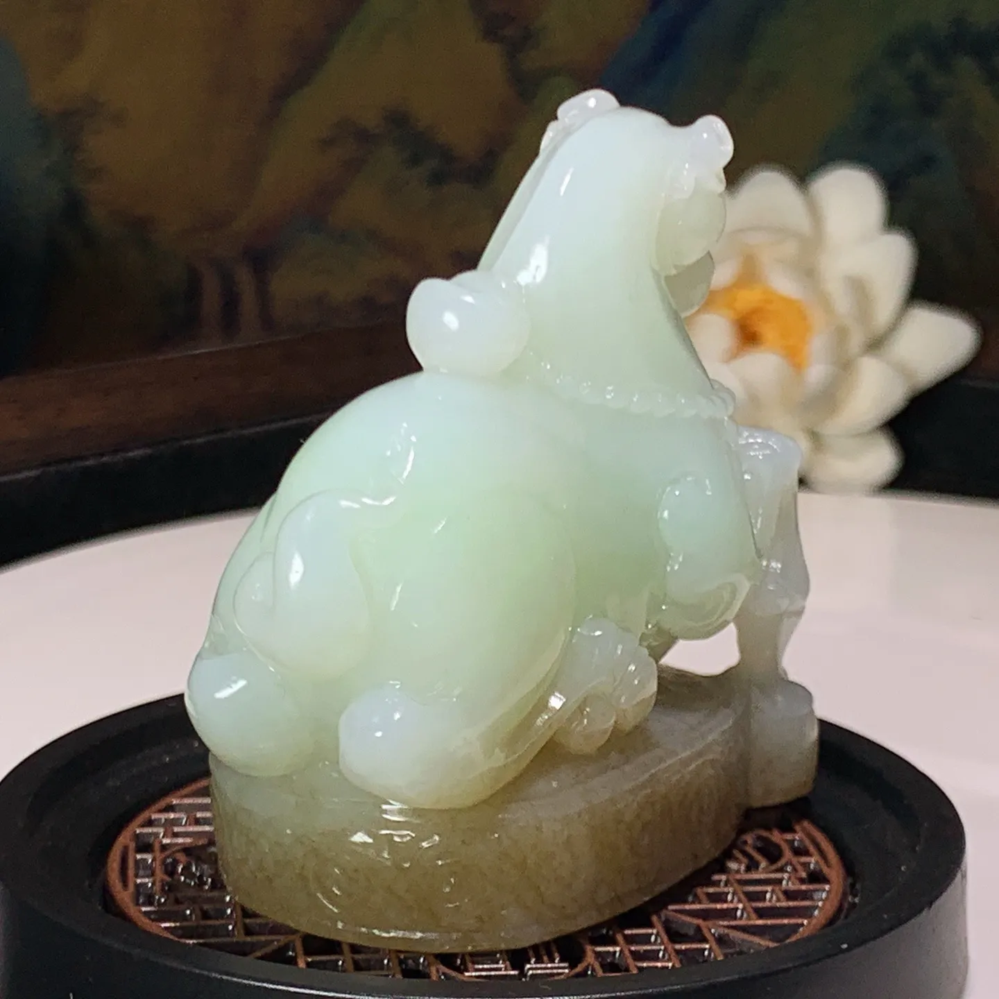 新疆和田玉且末糖翠青马上有钱马摆件 尺寸60/38/59重163.5克。玉质细腻油润。手推出油。佩戴