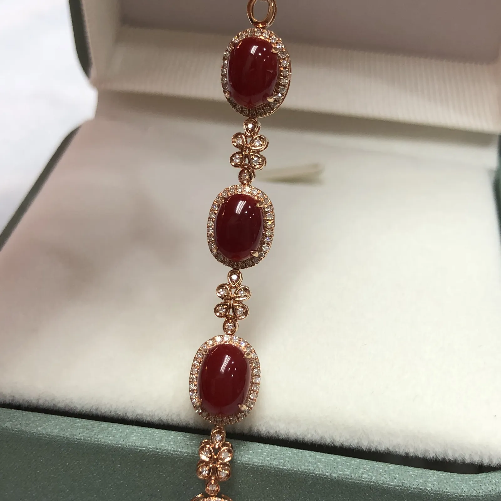 【天然阿卡赤血牛血红珊瑚18K厚金精镶手链】天然️添加，日本阿卡材料，赤血牛血红色，共6颗蛋面，18k金钻石 镶嵌，裸面尺寸约8*5.7*5mm，整体尺寸96*7.8*6.6mm，重量7.95克，手链总长度170mm，珊瑚属有机宝石，色泽喜人，质地莹润，珊瑚在深海里经千年生长“形如树，色似火”水与火的融合。