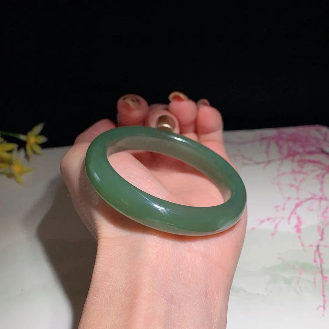 和田玉52圈湖水绿手镯！圈口52宽11.5玉质细腻油润 底色纯净  无裂无黑 脂粉好，品质高。